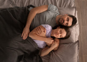 Le sommeil des parents soutient l’équilibre familial