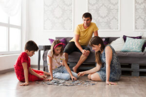 Les jeux de société rapprochent la famille autour d’une même table