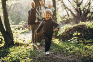 Marcher en famille ralentit le rythme du quotidien