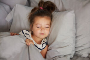 Mon enfant parle en dormant, que signifie ce phénomène nocturne ?