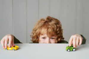 Pourquoi certains enfants s’attachent-ils toujours au même jouet ?