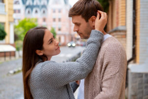 Se comparer aux autres peut fragiliser la confiance dans le couple