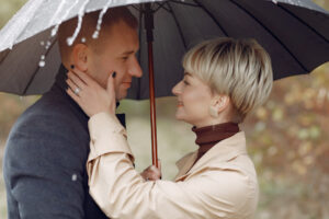S’excuser trop souvent en amour peut révéler une insécurité