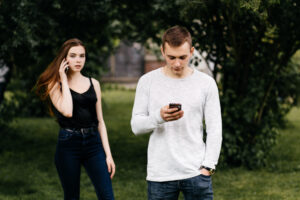 Tromper sans coucher : pourquoi l’infidélité ne se limite plus au passage à l’acte