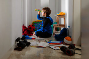 Trop de jouets dans la chambre, quand l’abondance fatigue l’imaginaire