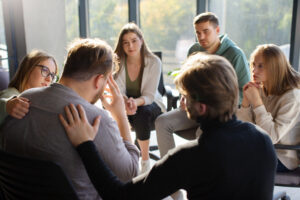 Trouver un groupe de soutien adapté à sa dépression demande de choisir le bon cadre
