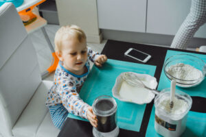 À quel âge un enfant peut aider aux tâches domestiques sans être dépassé ?