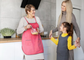 Aide extérieure à la maison, soulagement familial ou nouveau sujet de tension ?