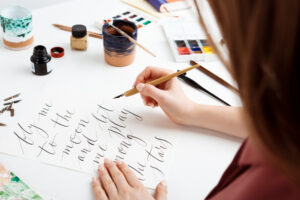 Calligraphie et écriture créative chez l’enfant, retrouver le plaisir du geste et des mots