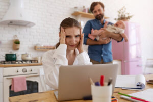 Charge domestique dans le couple, repérer le déséquilibre avant l’épuisement