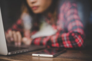 Déconnexion numérique, culpabilité et faux contrôle face aux écrans