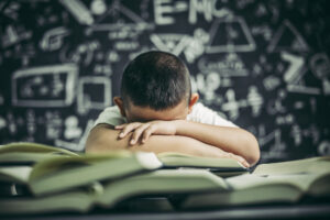Dépression chez l’enfant et école, pourquoi les apprentissages deviennent parfois plus difficiles