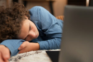 Dépression infantile et sommeil, quand les nuits révèlent une fatigue intérieure