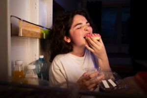 Dîner trop léger, la faim peut-elle provoquer des réveils nocturnes ?