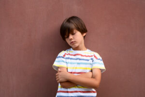 Enfant qui se replie sur lui-même, le silence comme signal d’alerte
