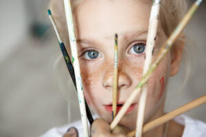 Enfant timide et activités artistiques : s’exprimer autrement sans se forcer