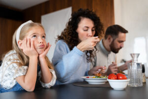 Horaires des repas et sommeil, l’assiette peut décaler l’horloge interne