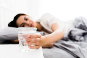 Hydratation du soir et sommeil, boire assez sans multiplier les réveils nocturnes