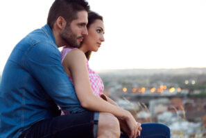 L’amour ne suffit plus : ces couples qui s’aiment sans réussir à se choisir