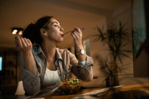 Manger pour se rassurer le soir, quand l’alimentation émotionnelle retarde l’endormissement