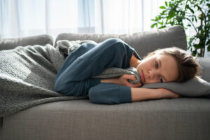Maux de ventre, fatigue et douleurs chez l’enfant dépressif, quand le corps exprime le mal-être