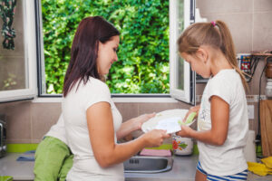 Motiver un enfant à participer aux tâches ménagères sans créer de conflit