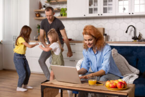 Outils digitaux et tâches ménagères : quand les applications facilitent vraiment l’organisation familiale