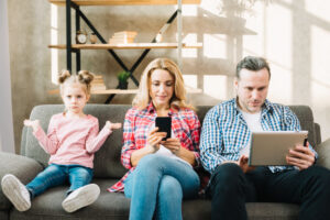 Parents connectés, l’exemple adulte compte plus que les discours sur les écrans