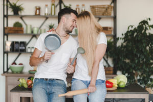 Partager les tâches à 50 50 dans le couple, une fausse bonne idée ?