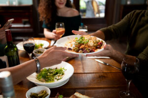 Protéines, glucides et sommeil, la composition du dîner influence-t-elle vraiment la qualité de la nuit ?