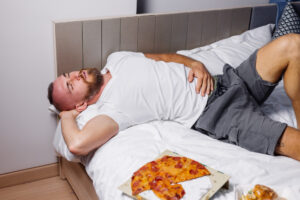 Repas gras tardif, la digestion peut voler du sommeil profond