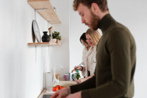 Stéréotypes de genre à la maison, les tâches ne se répartissent jamais toutes seules