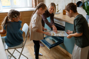 Tâches domestiques en famille, faire participer chacun sans transformer la maison en entreprise