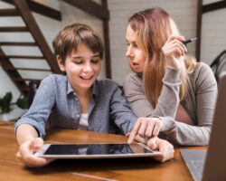 De la tablette aux devoirs, pourquoi l’attention de l’enfant peine à changer de rythme