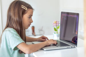De spectateur à créateur, apprendre à l’enfant à coder, dessiner et monter sur écran
