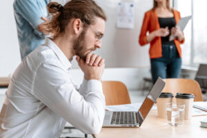 Désengagement silencieux au travail, pourquoi un salarié se retire-t-il sans partir ?