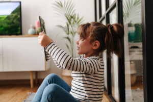 Donner un écran pour calmer un enfant, le piège de l’apaisement immédiat