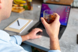 Le verre pour décompresser, pourquoi l’alcool calme moins longtemps qu’on ne le croit