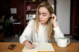 L’écriture expressive aide-t-elle face aux phobies sans nourrir les ruminations ?