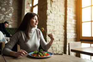 Manger en pleine conscience sans distraction change la façon de vivre le repas