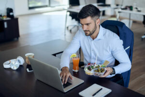 Pause déjeuner sous pression, manger trop vite entretient-il le stress au travail ?