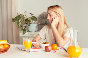 Petit-déjeuner et stress du matin, calme-t-il la nervosité ou seulement la fatigue ?
