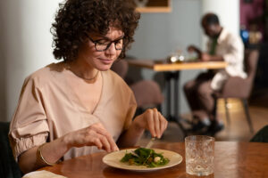 Repas réguliers en période de stress, mieux vaut un rythme tenable qu’une assiette parfaite