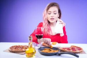 Repas trop lourds, alcool et aliments ultra-transformés peuvent-ils brouiller la concentration ?