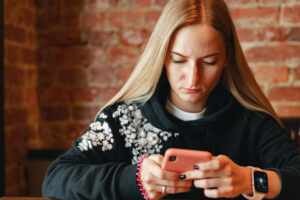 Réseaux sociaux après une rupture, comment l’algorithme bouscule-t-il le deuil amoureux ?