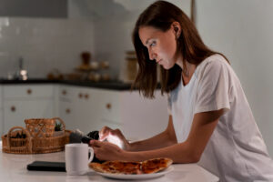 Se réveiller pour manger la nuit relève-t-il de la faim, du stress ou d’un trouble alimentaire ?