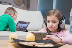 Vidéos recommandées en boucle, les algorithmes élargissent-ils ou enferment-ils les goûts des enfants ?