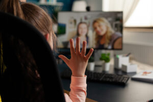 Visioconférences avec les proches, un écran peut-il nourrir le lien chez le jeune enfant ?