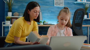 Aide aux devoirs en ligne, choisir les bons outils sans laisser l’application apprendre à la place de l’enfant