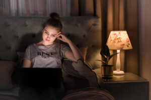 Binge-watching et sommeil, l’effet « encore un épisode » qui repousse le coucher